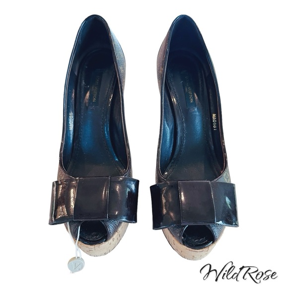 LOUIS VUITTON Brown Rivoli LV Monogram Patent Vernis Bow Cork Platform Pump 35.5 - Picture 5 of 17
